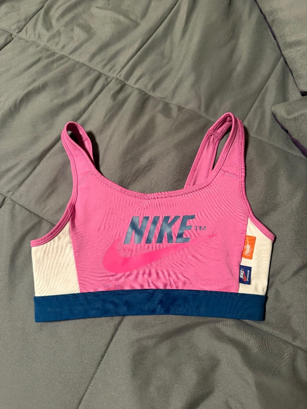 Colorblock Nike sports bra